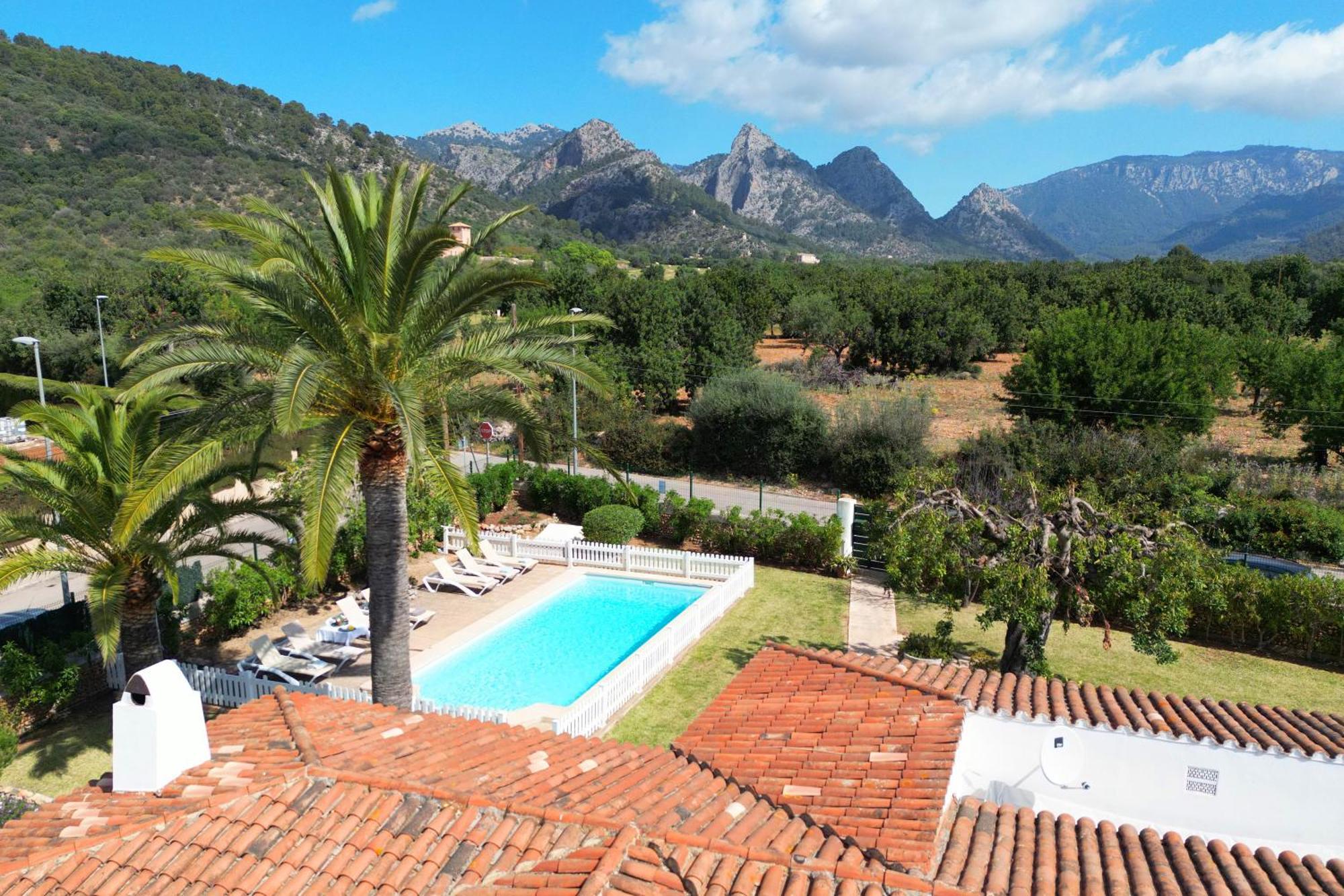 Ideal House For Two Families With Pool And Barbecue Holiday home *